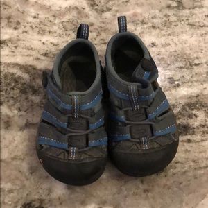 Toddler Keens sneaker sandle size six